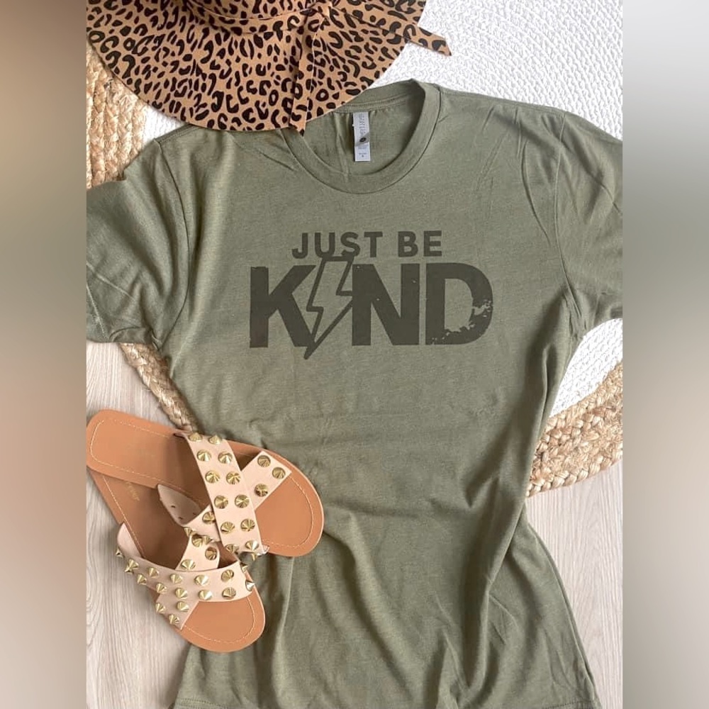 Be Kind Graphic Tee